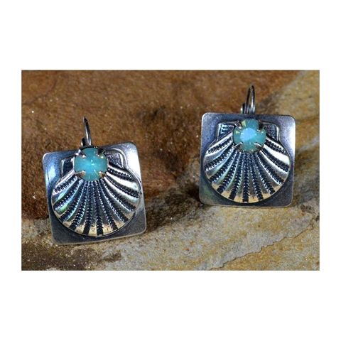 Click to view detail for EC-024 Earrings Scallop Shell on Square $65